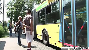 Um Jovem Pau Branco Recebe Uma Surpresa De Uma Vovó Cintilante.