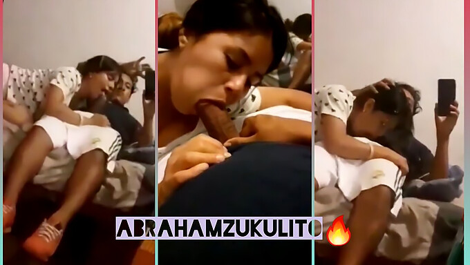 Estudiante Hace Una Mamada Frente Al Espejo Para Un Video Casero