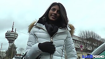 Franse Tiener Van Indiase Afkomst Hunkert Naar Intense Penetratie In Al Haar Openingen. 18+ Video Met Lingerie En Kousen