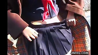 Japanse Tiener In Schooluniform Geeft Pijpbeurt Buiten