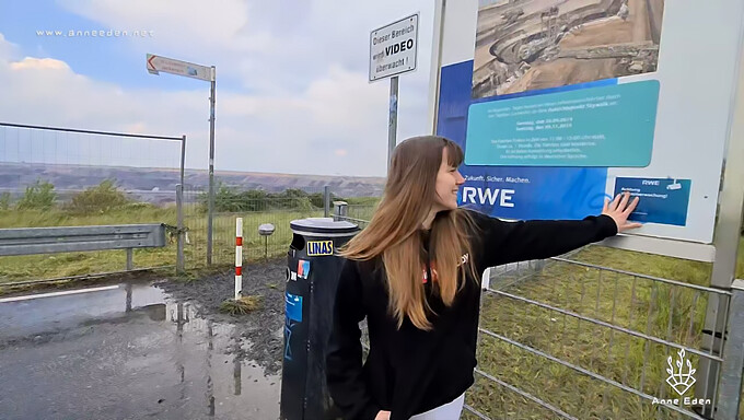 Amateur Tiener Wordt Stout In Het Openbaar Met Een Vluggertje