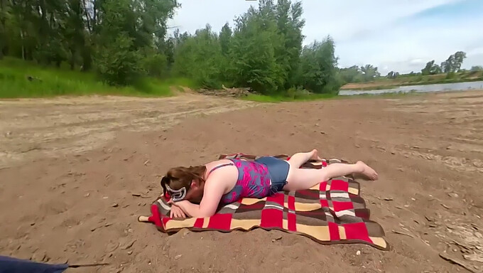 Rosyjska Milf Dostaje Brutalnego Lodzika Na Plaży