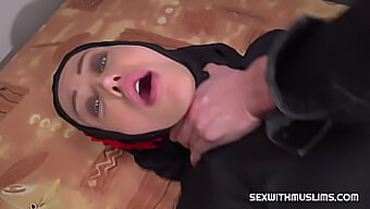 Ibu Rumah Tangga Muslim Tertangkap Sedang Menonton Film Porno Arab Dan Memberikan Handjob