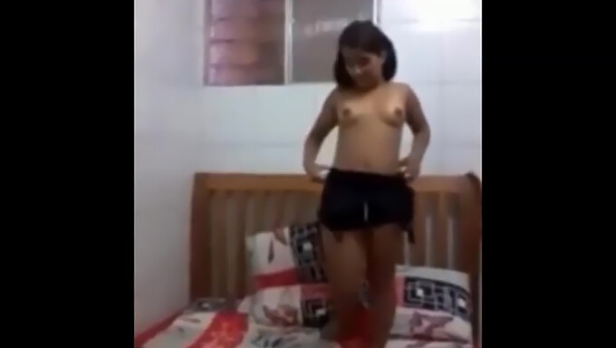 ¡video Casero De Una Encantadora Chica Desnudándose Y Dándose Placer A Sí Misma Para Su Novio!