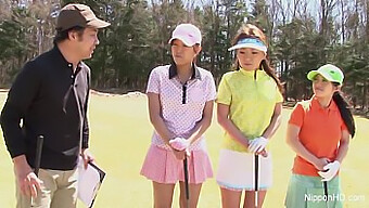 Japán Tini Lányok Meztelenül Golfoznak És Kapnak Egy Cumshot-Ot