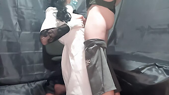 少女(18+)棕发女...