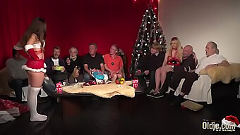 Un Sexe De Groupe Chaud De Noël Avec Des Hommes Plus Âgés Et Des Adolescentes Excitées