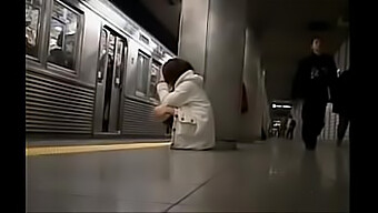 日本人の女の子が電車...