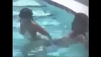 Paar In Bikinis Wird In Einem Nassen Pool Anal Genommen