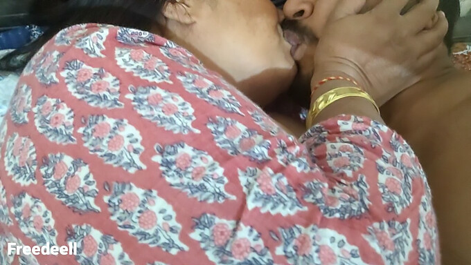 Bhabhi-Ul Indian Bisexual Face O Plimbare Cu Cowgirl-Ul Făcut Acasă