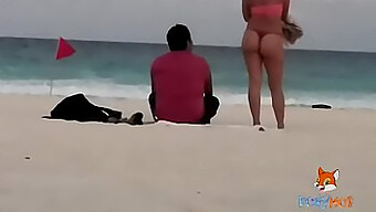 Hotwife Showt Haar String Op Het Strand En Krijgt Een Openbare Tentoonstelling