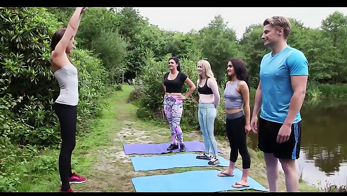 La Sesión De Yoga Al Aire Libre De Una Pareja Cfnm Lleva A Una Erección Inesperada