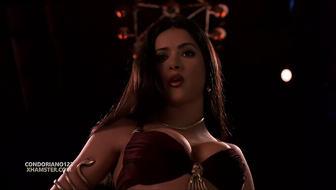 Salma Hayekの親密なアパレルディスプレイ