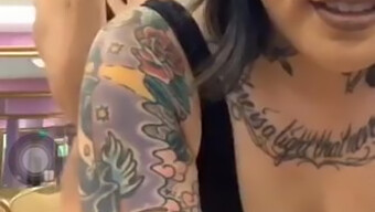 Getatoeëerde Aziatische Babe Danst In Panty Op Periscope